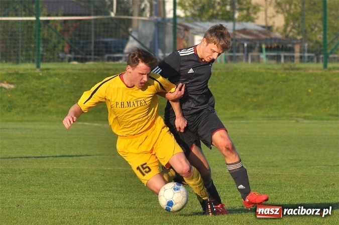 Zdjęcie w galerii na portalu naszraciborz.pl: A klasa: Trzy punkty zostały w Chałupkach wiadomości z regionu