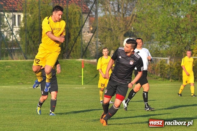 Zdjęcie w galerii na portalu naszraciborz.pl: A klasa: Trzy punkty zostały w Chałupkach wiadomości z regionu