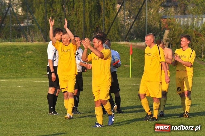 Zdjęcie w galerii na portalu naszraciborz.pl: A klasa: Trzy punkty zostały w Chałupkach wiadomości z regionu