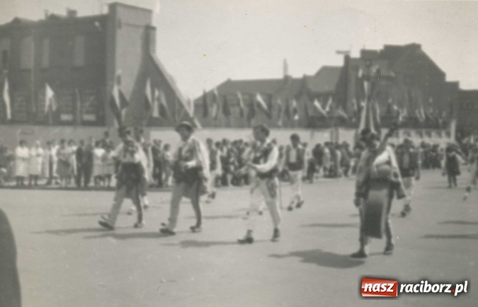 Zdjęcie w galerii na portalu naszraciborz.pl: Niech się święci 1 Maja - Racibórz czasów PRL  wiadomości z regionu