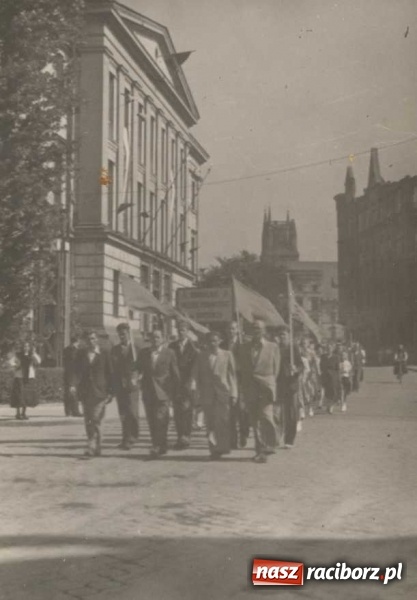 Zdjęcie w galerii na portalu naszraciborz.pl: Niech się święci 1 Maja - Racibórz czasów PRL  wiadomości z regionu