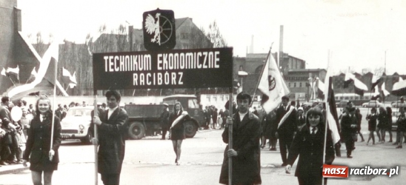 Zdjęcie w galerii na portalu naszraciborz.pl: Niech się święci 1 Maja - Racibórz czasów PRL  wiadomości z regionu