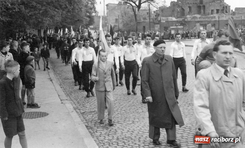 Zdjęcie w galerii na portalu naszraciborz.pl: Niech się święci 1 Maja - Racibórz czasów PRL  wiadomości z regionu
