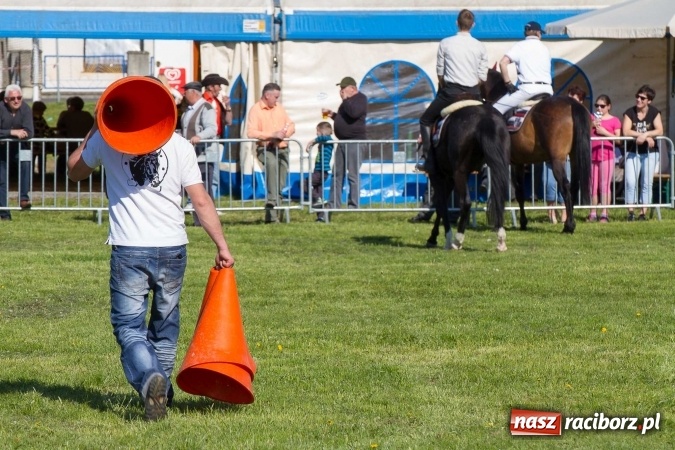 Zdjęcie w galerii na portalu naszraciborz.pl: Siodła, wozy i bryczki, czyli ostra rywalizacja na kornickiej maj&oacute;wce wiadomości z regionu