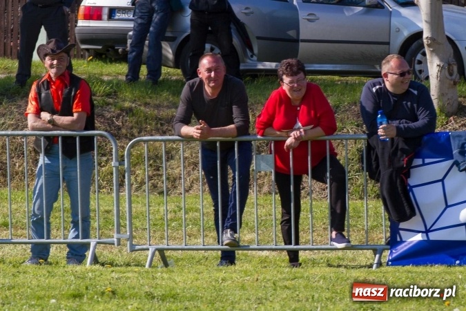Zdjęcie w galerii na portalu naszraciborz.pl: Siodła, wozy i bryczki, czyli ostra rywalizacja na kornickiej maj&oacute;wce wiadomości z regionu