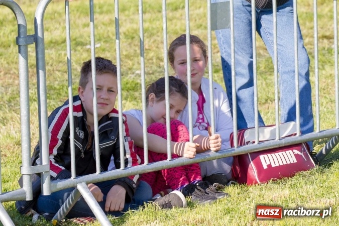 Zdjęcie w galerii na portalu naszraciborz.pl: Siodła, wozy i bryczki, czyli ostra rywalizacja na kornickiej maj&oacute;wce wiadomości z regionu
