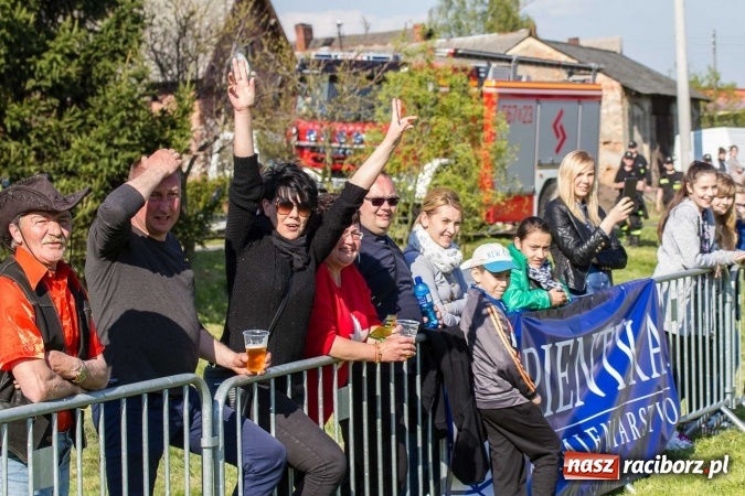 Zdjęcie w galerii na portalu naszraciborz.pl: Siodła, wozy i bryczki, czyli ostra rywalizacja na kornickiej maj&oacute;wce wiadomości z regionu