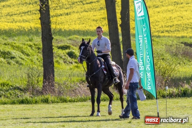 Zdjęcie w galerii na portalu naszraciborz.pl: Siodła, wozy i bryczki, czyli ostra rywalizacja na kornickiej maj&oacute;wce wiadomości z regionu