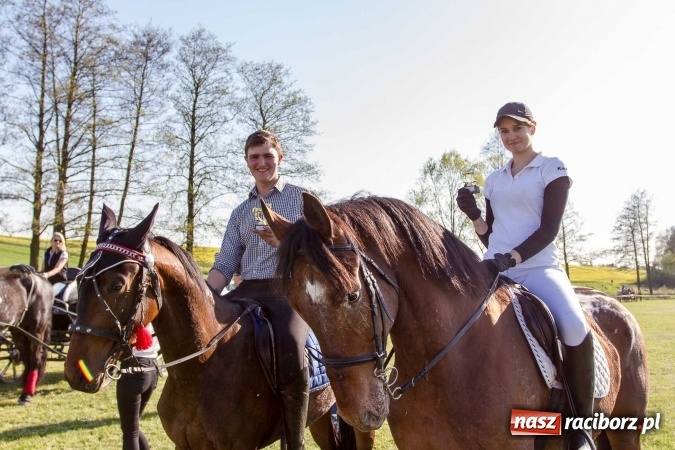 Zdjęcie w galerii na portalu naszraciborz.pl: Siodła, wozy i bryczki, czyli ostra rywalizacja na kornickiej maj&oacute;wce wiadomości z regionu