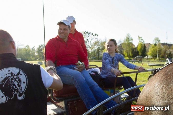 Zdjęcie w galerii na portalu naszraciborz.pl: Siodła, wozy i bryczki, czyli ostra rywalizacja na kornickiej maj&oacute;wce wiadomości z regionu