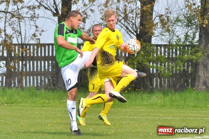 Zdjęcie w galerii na portalu naszraciborz.pl: Bez niespodzianki w Owsiszczach. Tworków z kompletem punktów wiadomości z regionu