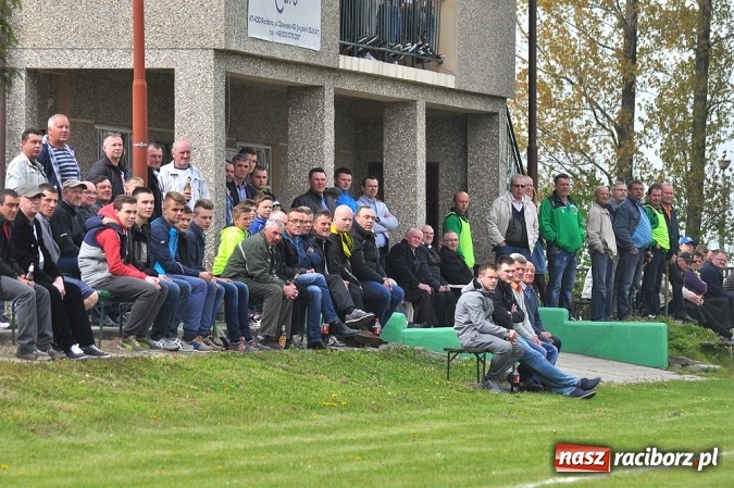 Zdjęcie w galerii na portalu naszraciborz.pl: Bez niespodzianki w Owsiszczach. Tworków z kompletem punktów wiadomości z regionu