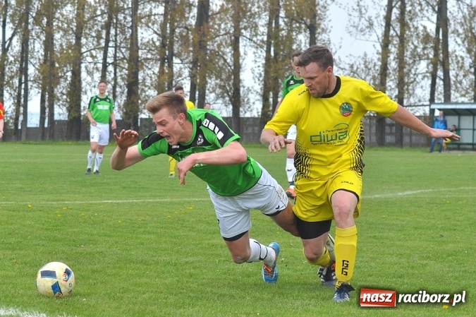 Zdjęcie w galerii na portalu naszraciborz.pl: Bez niespodzianki w Owsiszczach. Tworków z kompletem punktów wiadomości z regionu