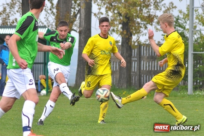 Zdjęcie w galerii na portalu naszraciborz.pl: Bez niespodzianki w Owsiszczach. Tworków z kompletem punktów wiadomości z regionu
