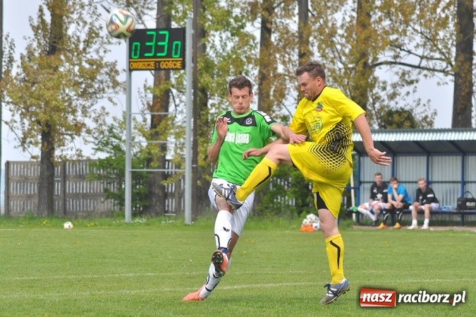 Zdjęcie w galerii na portalu naszraciborz.pl: Bez niespodzianki w Owsiszczach. Tworków z kompletem punktów wiadomości z regionu