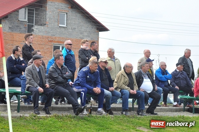 Zdjęcie w galerii na portalu naszraciborz.pl: Bez niespodzianki w Owsiszczach. Tworków z kompletem punktów wiadomości z regionu