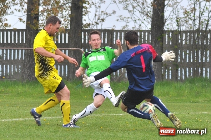 Zdjęcie w galerii na portalu naszraciborz.pl: Bez niespodzianki w Owsiszczach. Tworków z kompletem punktów wiadomości z regionu