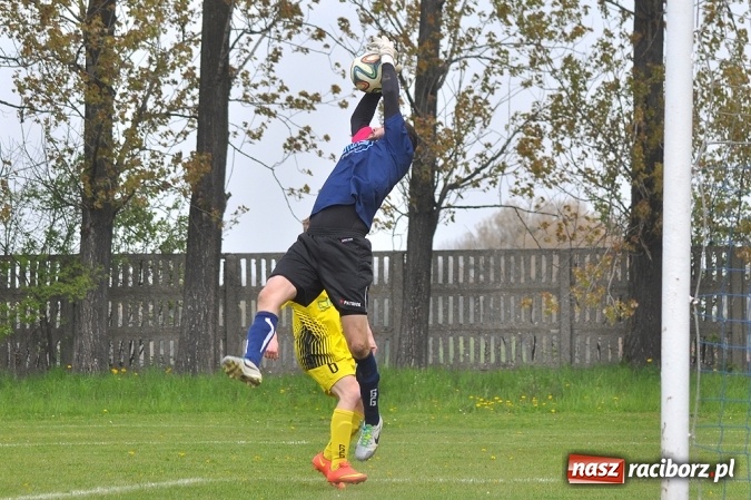 Zdjęcie w galerii na portalu naszraciborz.pl: Bez niespodzianki w Owsiszczach. Tworków z kompletem punktów wiadomości z regionu