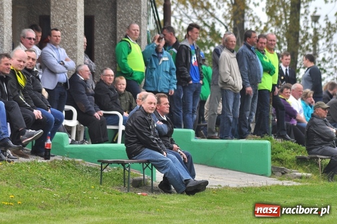 Zdjęcie w galerii na portalu naszraciborz.pl: Bez niespodzianki w Owsiszczach. Tworków z kompletem punktów wiadomości z regionu