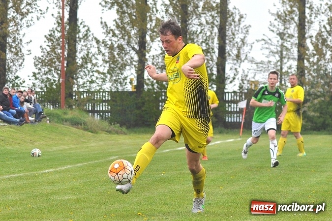 Zdjęcie w galerii na portalu naszraciborz.pl: Bez niespodzianki w Owsiszczach. Tworków z kompletem punktów wiadomości z regionu