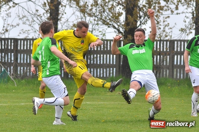 Zdjęcie w galerii na portalu naszraciborz.pl: Bez niespodzianki w Owsiszczach. Tworków z kompletem punktów wiadomości z regionu