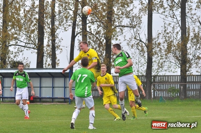 Zdjęcie w galerii na portalu naszraciborz.pl: Bez niespodzianki w Owsiszczach. Tworków z kompletem punktów wiadomości z regionu