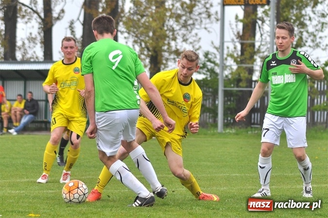 Zdjęcie w galerii na portalu naszraciborz.pl: Bez niespodzianki w Owsiszczach. Tworków z kompletem punktów wiadomości z regionu