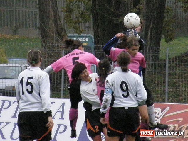 Zdjęcie w galerii na portalu naszraciborz.pl: Po ofiarnej walce z obu stron puchar został w Raciborzu wiadomości z regionu