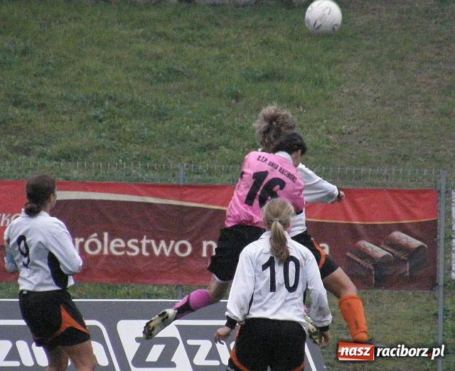 Zdjęcie w galerii na portalu naszraciborz.pl: Po ofiarnej walce z obu stron puchar został w Raciborzu wiadomości z regionu