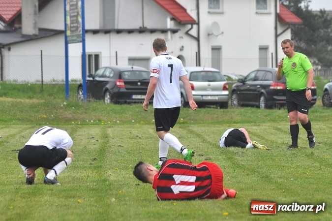 Zdjęcie w galerii na portalu naszraciborz.pl: Siedem goli w Bieńkowicach. Mateusz Foreiter katem Pstrążnej wiadomości z regionu