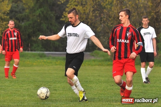 Zdjęcie w galerii na portalu naszraciborz.pl: Siedem goli w Bieńkowicach. Mateusz Foreiter katem Pstrążnej wiadomości z regionu