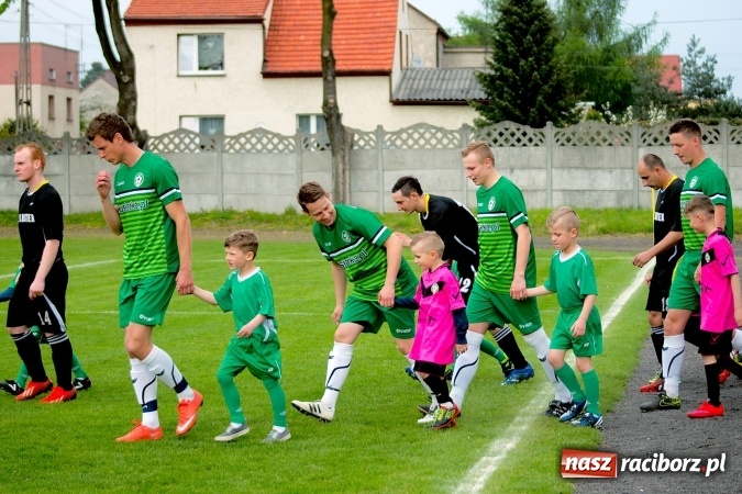 Zdjęcie w galerii na portalu naszraciborz.pl: Gole, kartki i kontuzja, czyli derby gminy Krzyżanowice wiadomości z regionu