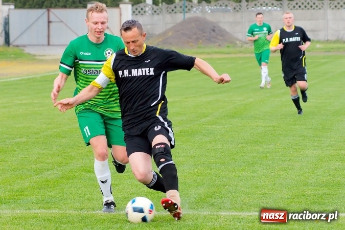 Zdjęcie w galerii na portalu naszraciborz.pl: Gole, kartki i kontuzja, czyli derby gminy Krzyżanowice wiadomości z regionu