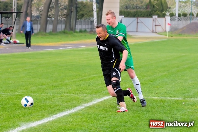 Zdjęcie w galerii na portalu naszraciborz.pl: Gole, kartki i kontuzja, czyli derby gminy Krzyżanowice wiadomości z regionu