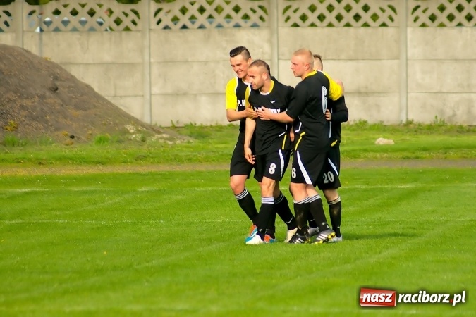 Zdjęcie w galerii na portalu naszraciborz.pl: Gole, kartki i kontuzja, czyli derby gminy Krzyżanowice wiadomości z regionu