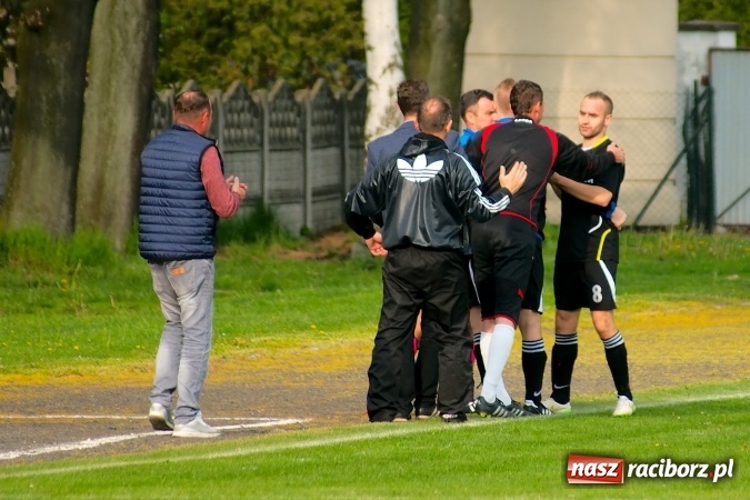 Zdjęcie w galerii na portalu naszraciborz.pl: Gole, kartki i kontuzja, czyli derby gminy Krzyżanowice wiadomości z regionu