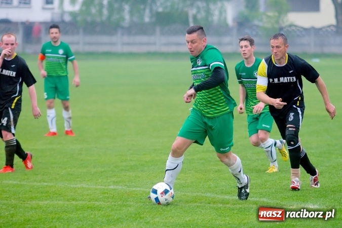 Zdjęcie w galerii na portalu naszraciborz.pl: Gole, kartki i kontuzja, czyli derby gminy Krzyżanowice wiadomości z regionu