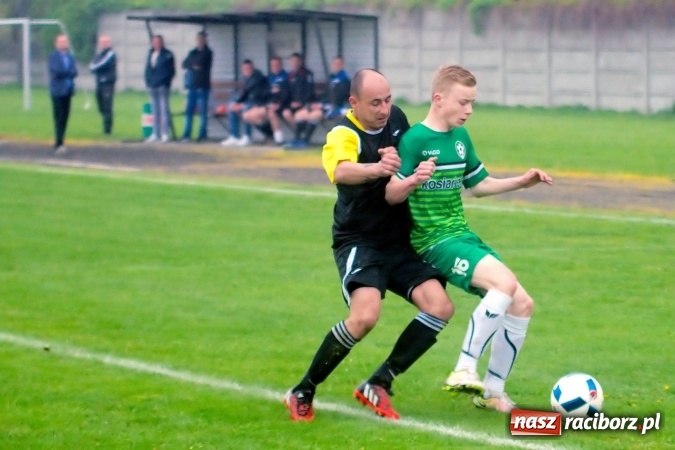 Zdjęcie w galerii na portalu naszraciborz.pl: Gole, kartki i kontuzja, czyli derby gminy Krzyżanowice wiadomości z regionu
