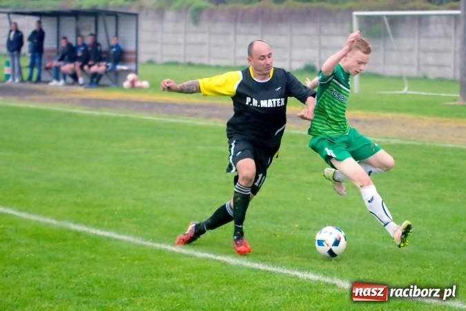 Zdjęcie w galerii na portalu naszraciborz.pl: Gole, kartki i kontuzja, czyli derby gminy Krzyżanowice wiadomości z regionu
