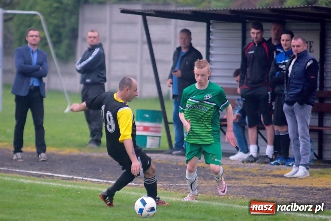 Zdjęcie w galerii na portalu naszraciborz.pl: Gole, kartki i kontuzja, czyli derby gminy Krzyżanowice wiadomości z regionu