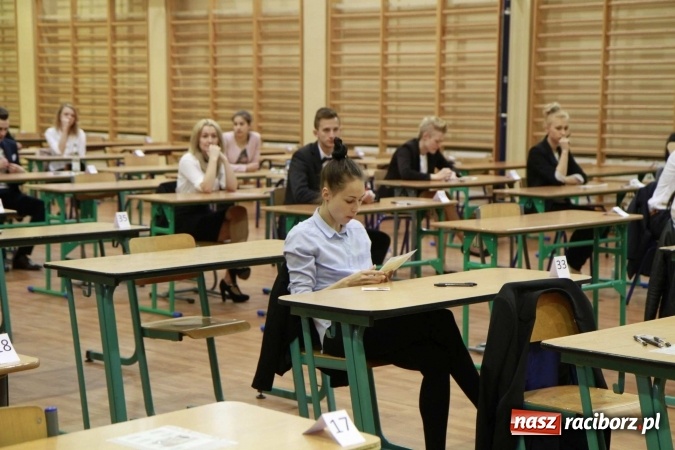 Zdjęcie w galerii na portalu naszraciborz.pl: Matura 2016 - fotoreportaż z Zespołu Szkół Ogólnokształcących Mistrzostwa Sportowego wiadomości z regionu