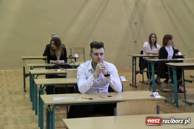 Zdjęcie w galerii na portalu naszraciborz.pl: Matura 2016 - fotoreportaż z Zespołu Szkół Ogólnokształcących Mistrzostwa Sportowego wiadomości z regionu