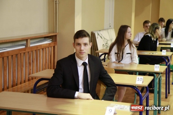 Zdjęcie w galerii na portalu naszraciborz.pl: Matura 2016 - fotoreportaż z Zespołu Szkół Ogólnokształcących Mistrzostwa Sportowego wiadomości z regionu