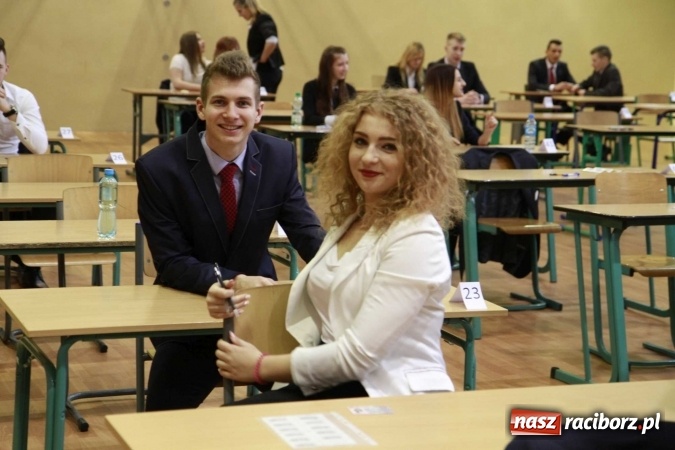 Zdjęcie w galerii na portalu naszraciborz.pl: Matura 2016 - fotoreportaż z Zespołu Szkół Ogólnokształcących Mistrzostwa Sportowego wiadomości z regionu