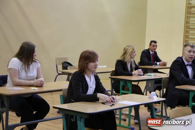 Zdjęcie w galerii na portalu naszraciborz.pl: Matura 2016 - fotoreportaż z Zespołu Szkół Ogólnokształcących Mistrzostwa Sportowego wiadomości z regionu