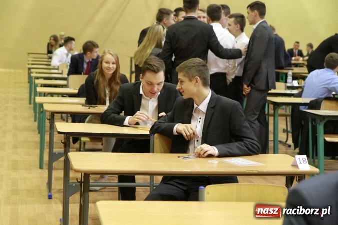 Zdjęcie w galerii na portalu naszraciborz.pl: Matura 2016 - fotoreportaż z Zespołu Szkół Ogólnokształcących Mistrzostwa Sportowego wiadomości z regionu