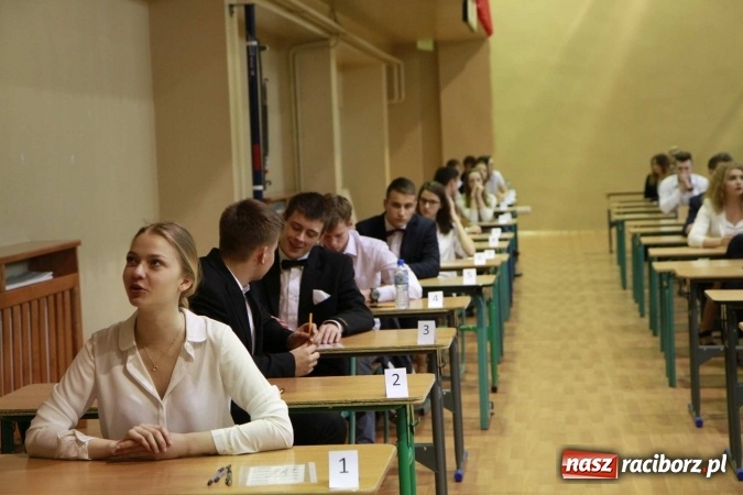 Zdjęcie w galerii na portalu naszraciborz.pl: Matura 2016 - fotoreportaż z Zespołu Szkół Ogólnokształcących Mistrzostwa Sportowego wiadomości z regionu