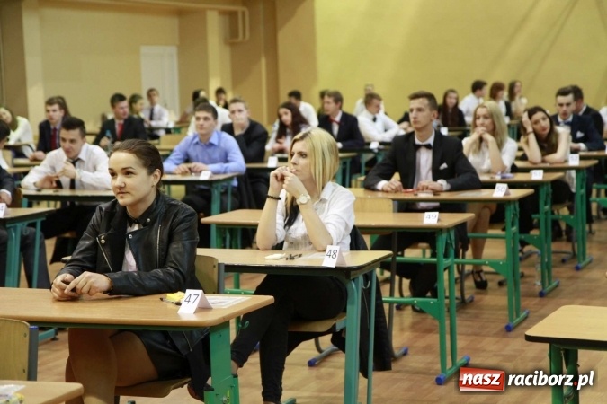 Zdjęcie w galerii na portalu naszraciborz.pl: Matura 2016 - fotoreportaż z Zespołu Szkół Ogólnokształcących Mistrzostwa Sportowego wiadomości z regionu