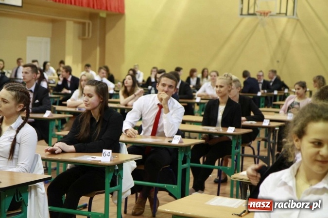 Zdjęcie w galerii na portalu naszraciborz.pl: Matura 2016 - fotoreportaż z Zespołu Szkół Ogólnokształcących Mistrzostwa Sportowego wiadomości z regionu