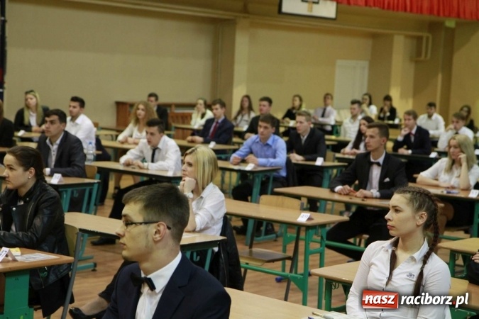 Zdjęcie w galerii na portalu naszraciborz.pl: Matura 2016 - fotoreportaż z Zespołu Szkół Ogólnokształcących Mistrzostwa Sportowego wiadomości z regionu